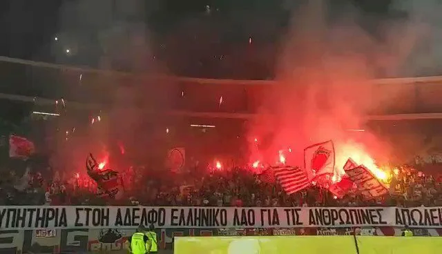 Πανό συλλυπητηρίων του Ερυθρού Αστέρα «στον αδελφό ελληνικό λαό» (vid)