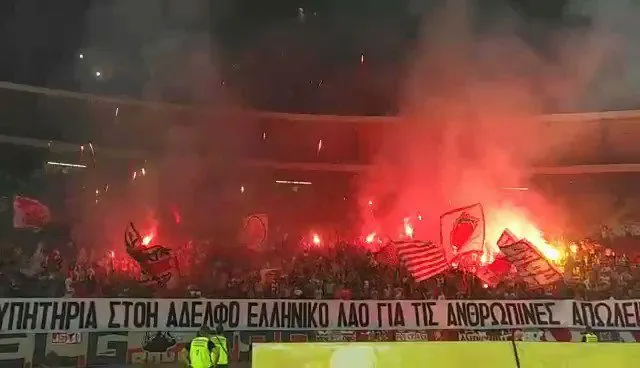 Πανό συλλυπητηρίων του Ερυθρού Αστέρα «στον αδελφό ελληνικό λαό» (vid)