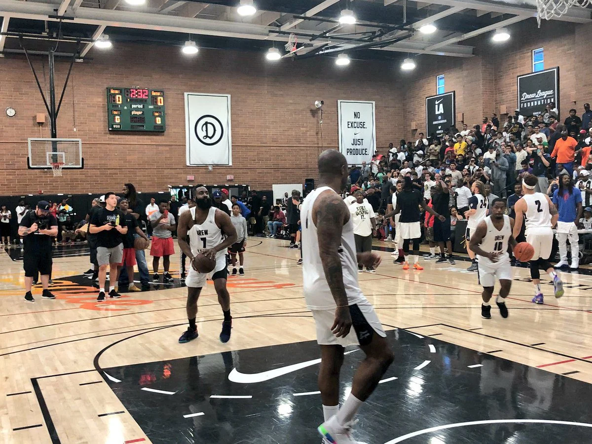 Ο Τζέιμς Χάρντεν αγωνίζεται στη Drew League (vid)