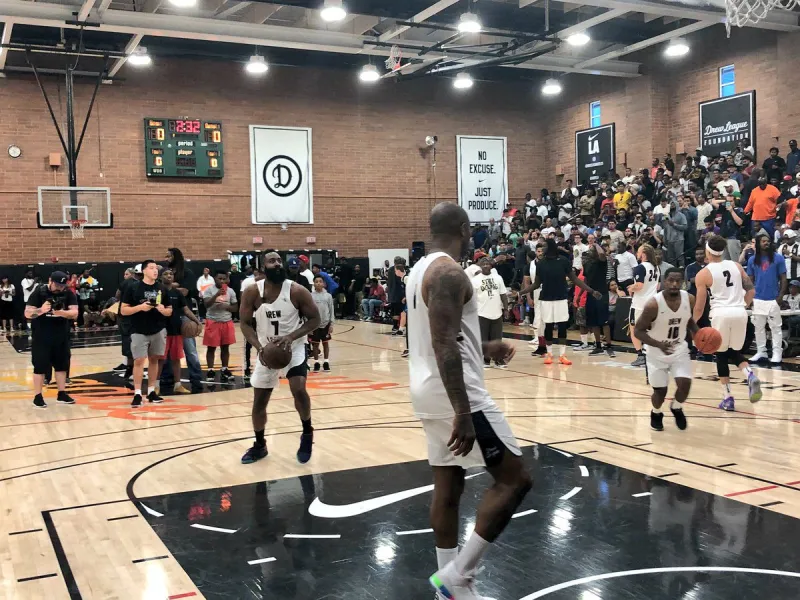 Ο Τζέιμς Χάρντεν αγωνίζεται στη Drew League (vid)
