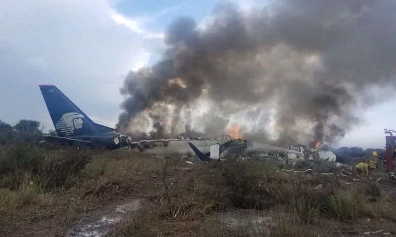Συνετρίβη αεροσκάφος στο Μεξικό - 85 τραυματίες  (pics)