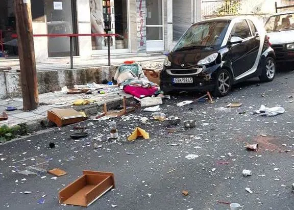 Πετούσε επί τρεις ώρες όλο το νοικοκυριό της στο δρόμο! (pics)