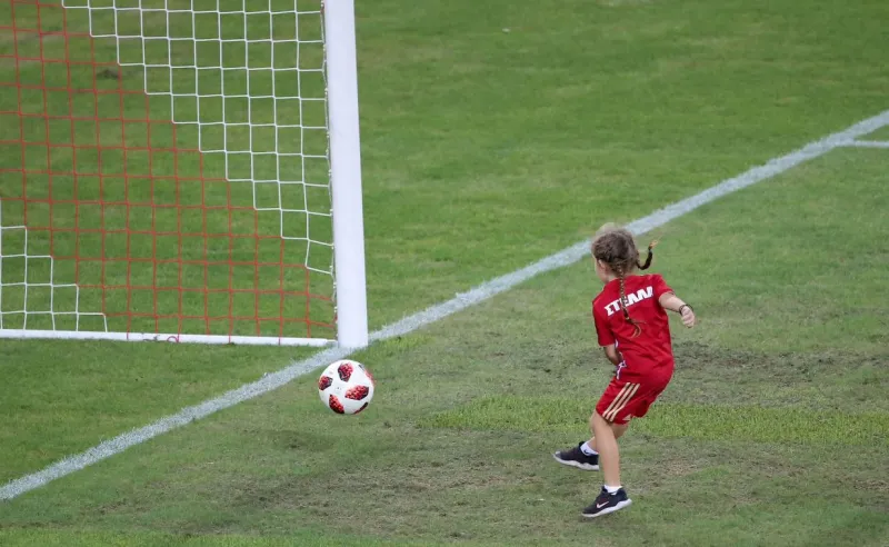 Η μικρή Στέλλα στα «ερυθρόλευκα» (pics)