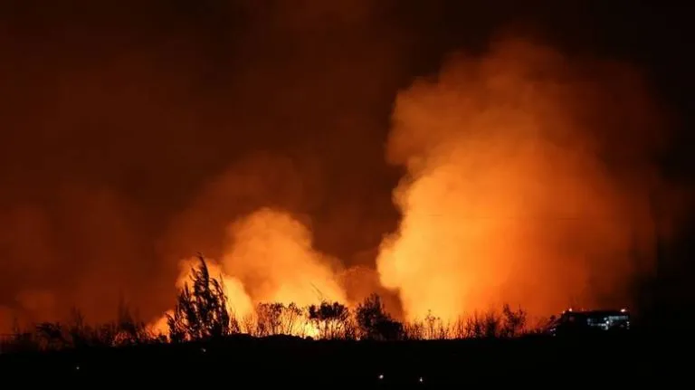 Ξημέρωσε με πυρκαγιά στη Σαρωνίδα