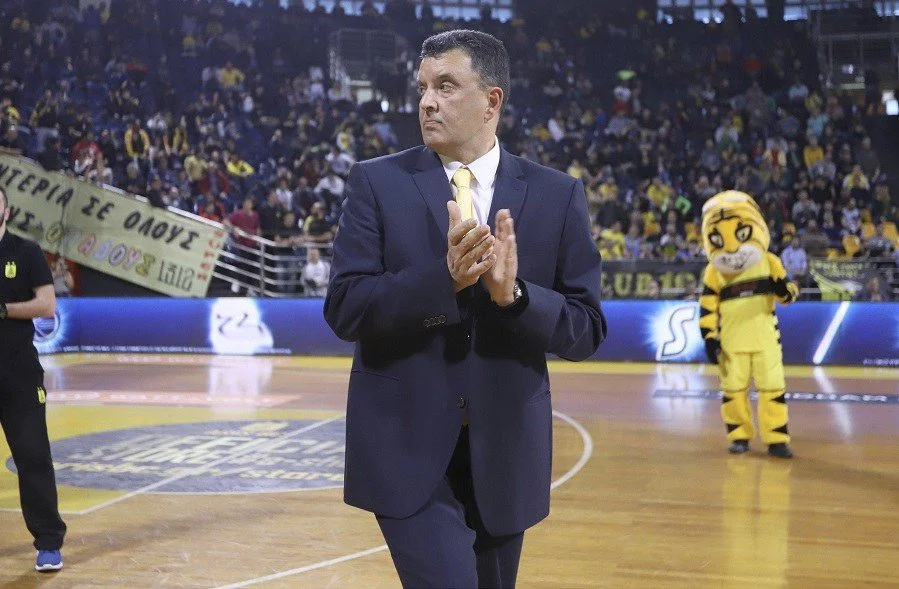 Πατέρας στον πάγκο, γιος στο παρκέ (pics)
