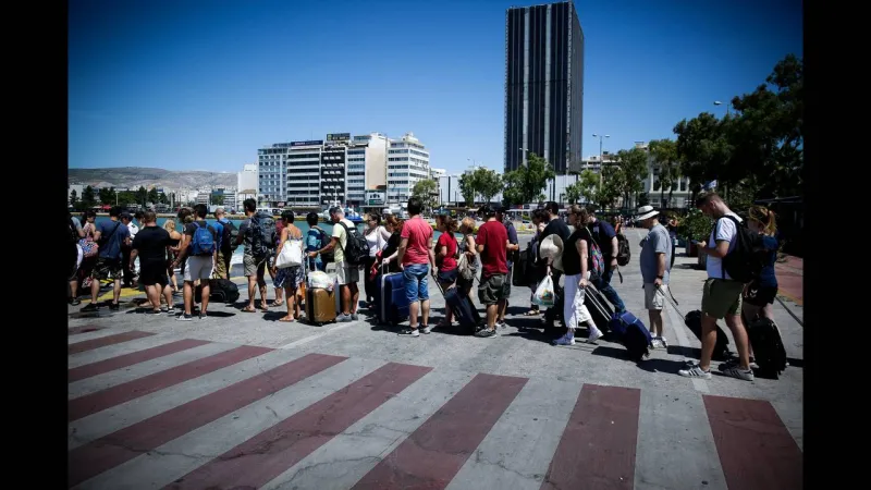 Πόλη-φάντασμα η Αθήνα - Το αδιαχώρητο στα λιμάνια