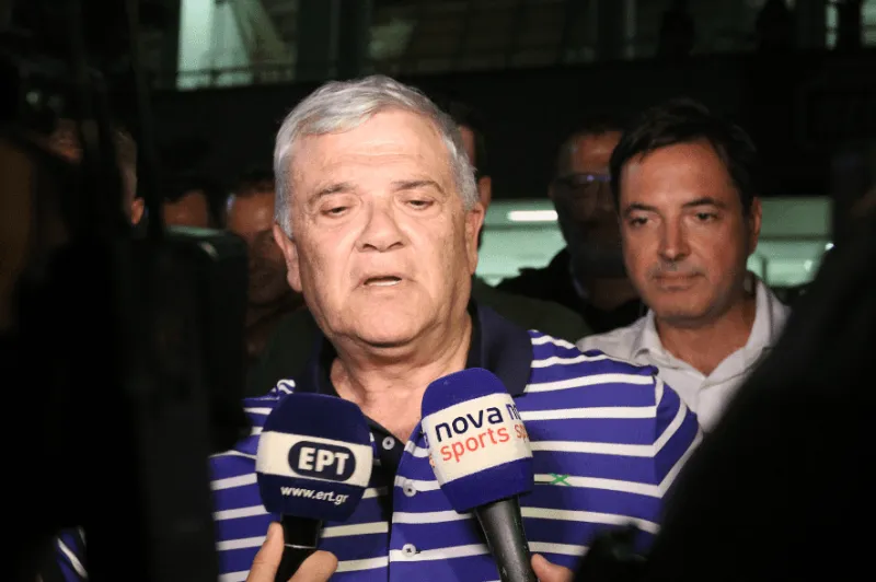 Εμφανώς χαρούμενος  ο Μελισσανίδης στα αποδυτήρια