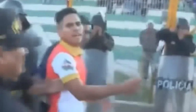 Συνέλαβαν ποδοσφαιριστή την ώρα του ματς! (vid)