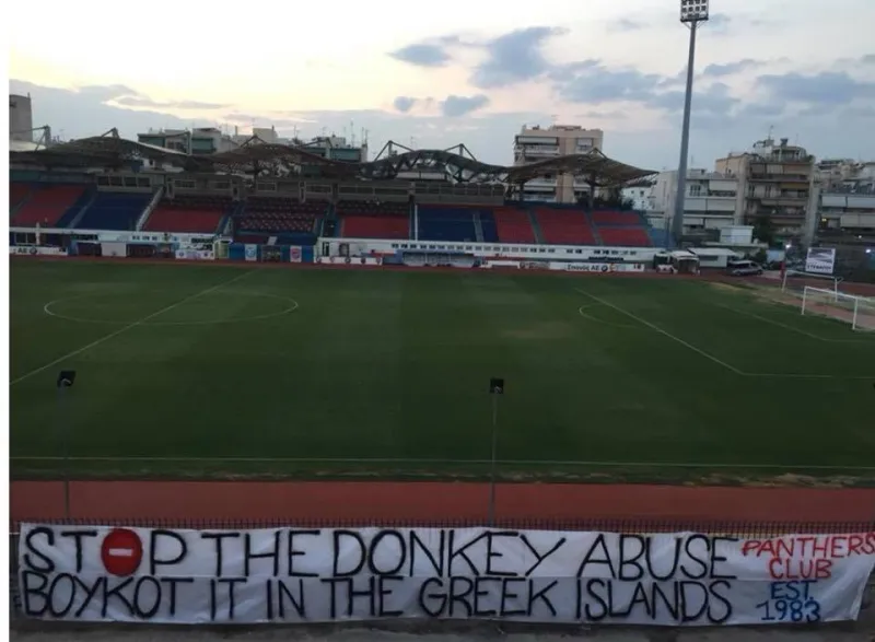 Πανό κατά της κακοποίησης των γαϊδουριών οι Πάνθηρες! (pic)