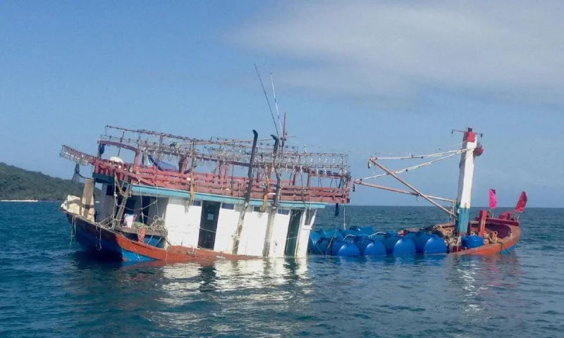 Βάρκα μεταναστών εξόκειλε σε «φωλιά» κροκόδειλων (vid)