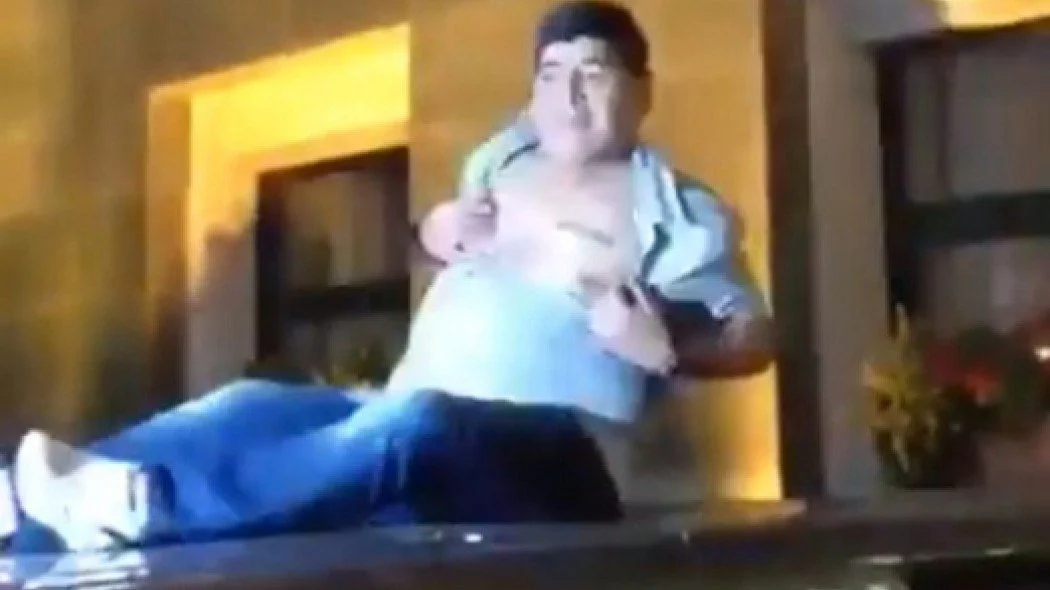 Τρελίτσες Μαραντόνα σε οροφή αυτοκινήτου [vid]