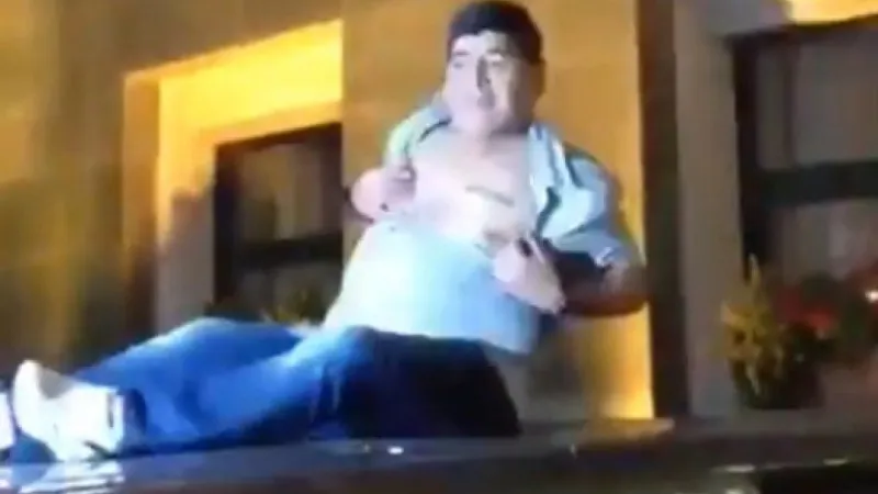Τρελίτσες Μαραντόνα σε οροφή αυτοκινήτου [vid]