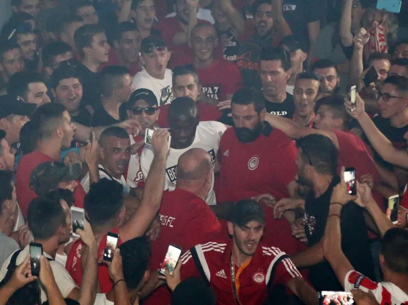«Ερυθρόλευκη λαοθάλασσα» υποδέχθηκε τον Γιάγια Τουρέ!