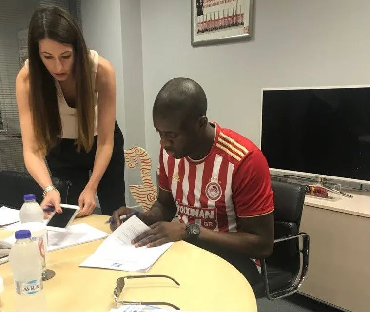Ο Τουρέ υπογράφει το συμβόλαιό του (pic)