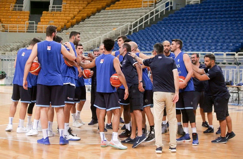 Πετάει για Παρίσι η «επίσημη αγαπημένη» (pics)