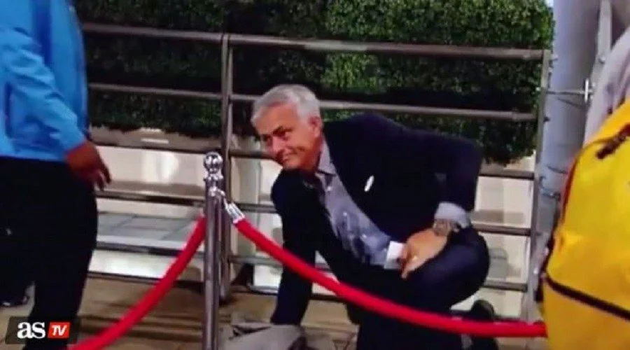 Special… τούμπα: Ένα με το έδαφος ο Μουρίνιο (vid)