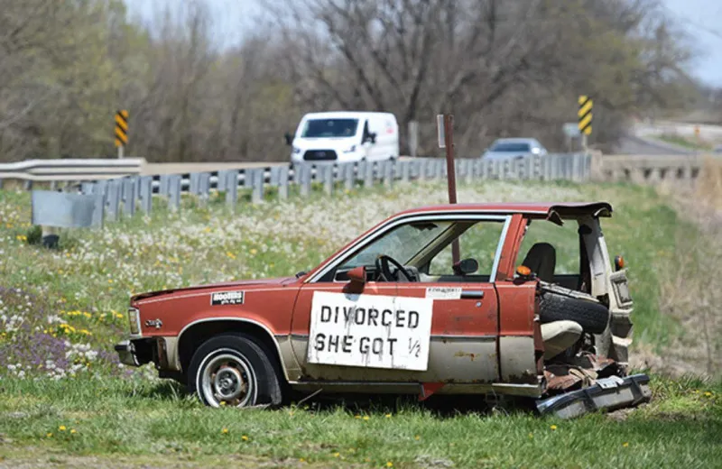 H πρώην σύζυγος του ήθελε το μισό αυτοκίνητο…και της το έδωσε (vid)