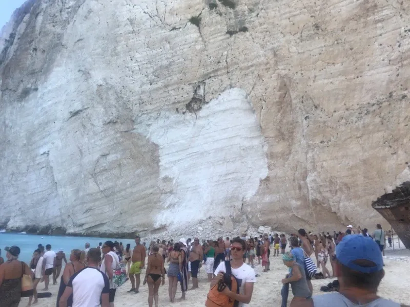 Συγκλονιστικό βίντεο: Η στιγμή της πτώση των βράχων στο «Ναυάγιο»