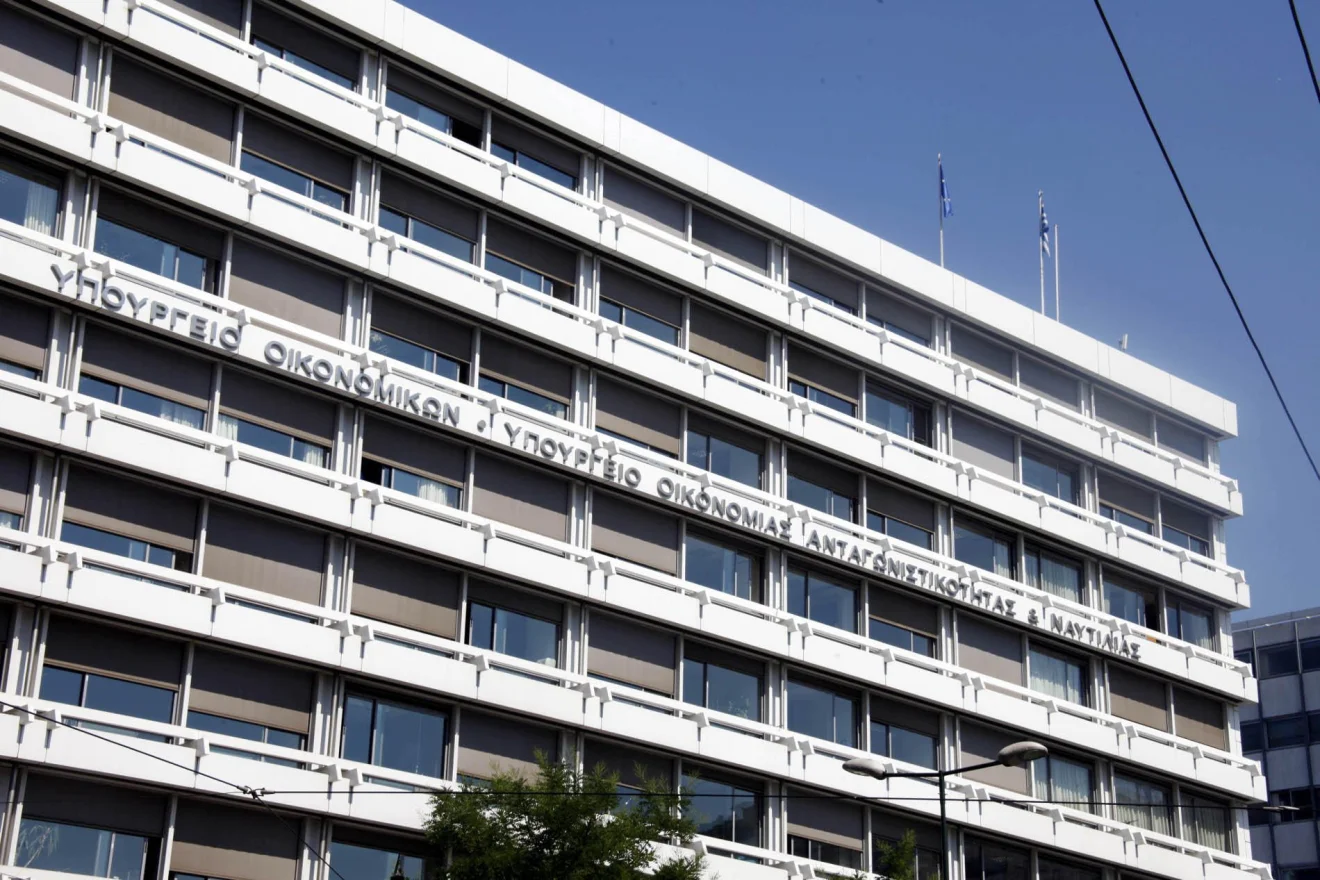 Τι απαντά το ΥΠΟΙΚ για τις μεταφορές ακινήτων στο υπερταμείο