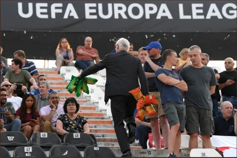 ΠΑΟΚ – Τσέλσι: Ο πρόεδρος των Λονδρέζων μοίρασε πατατάκια στους οπαδούς!