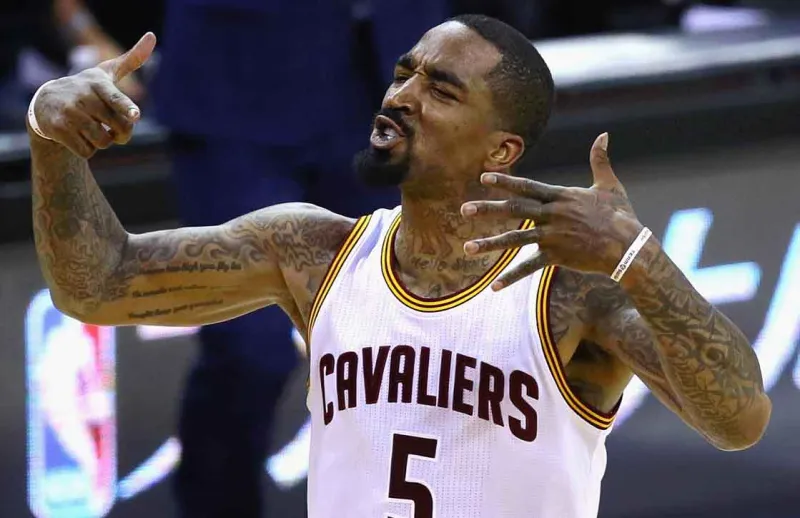 Ο JR Smith σολάρει ημίγυμνος κι εκτός μπάσκετ! [vid]