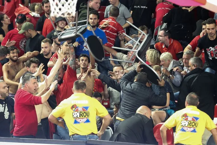 Άγριο ξύλο στο Σαρλερουά με οπαδούς της Χάποελ (vid)