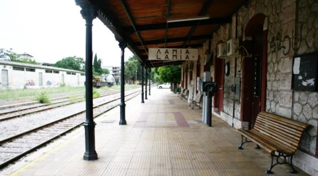Τραγικό δυστύχημα στη Φθιώτιδα: Αυτοκίνητο εμβολίστηκε από τρένο (pics)