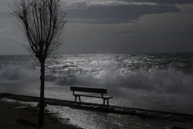 Σφοδρή η κακοκαιρία και την Παρασκευή – Θυελλώδεις οι άνεμοι