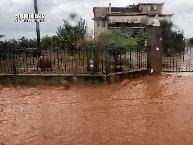 «Πνίγηκε» το Άργος, απεγκλωβισμοί κατοίκων από τα σπίτια τους