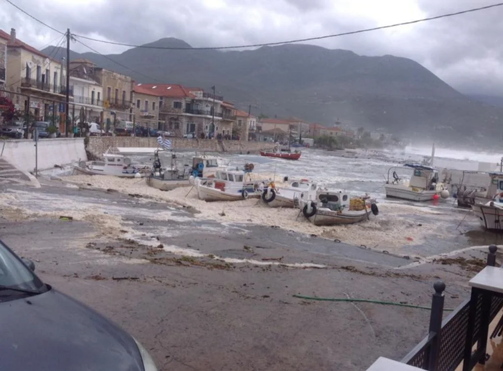 «Είναι η βροχή από τον 'Ζορμπά' ή σας φτύνουν όλοι οι Έλληνες;»