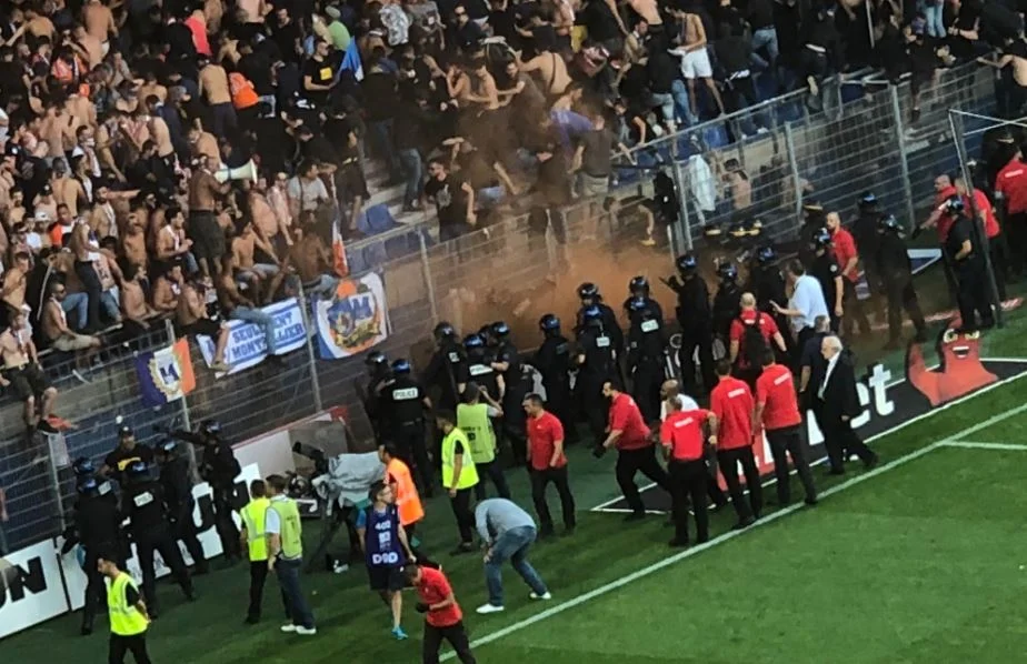 Καπνογόνα και προσωρινή διακοπή στον αγώνα Μονπελιέ – Νιμ (vid)