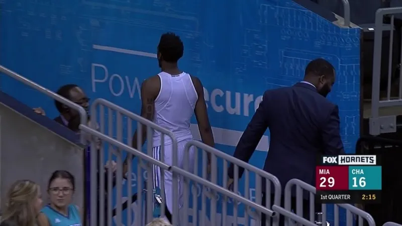 Παίκτης του NBA ξέχασε να φορέσει τη φανέλα του (vid)