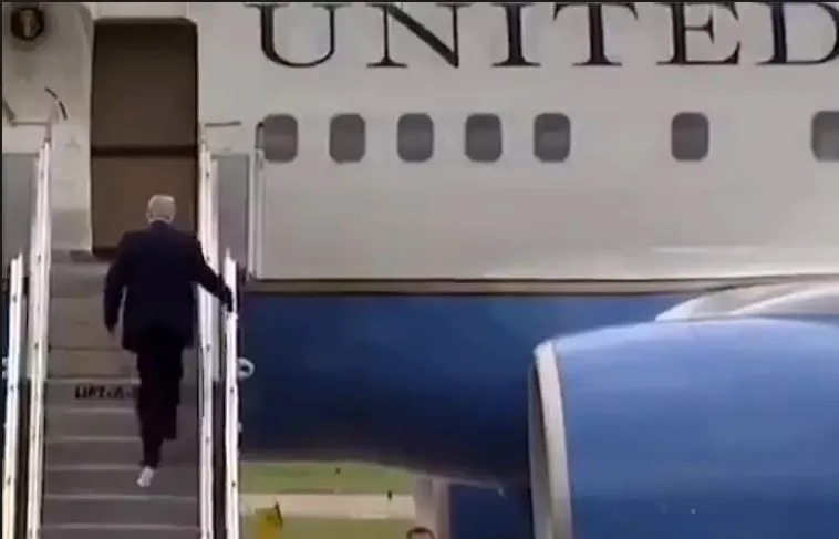 Ο Τραμπ ανέβηκε στο Air Force One με κολλημένο στο πόδι του... χαρτί τουαλέτας