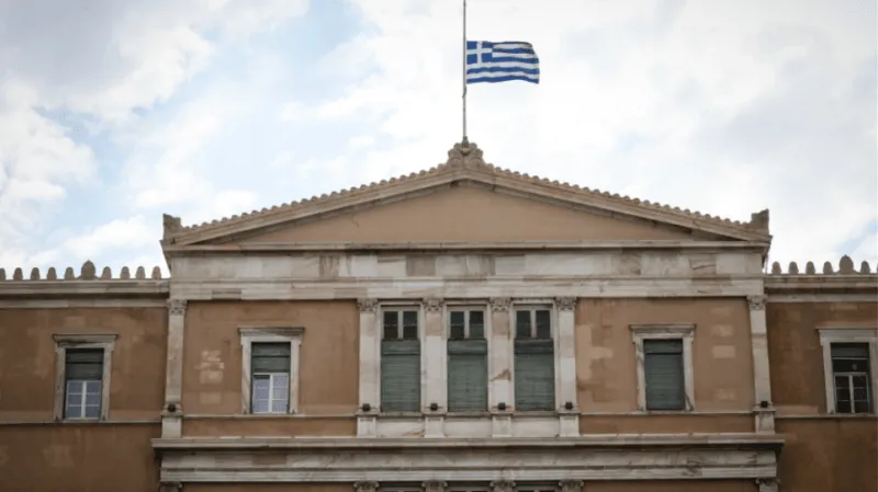Τρελή καταδίωξη μεθυσμένου οδηγού: Ξεκίνησε από την Αττική Οδό και εισέβαλε στο προαύλιο της Βουλής
