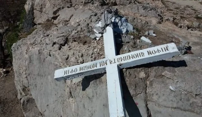 Άγνωστοι γκρέμισαν τον σταυρό των... αντιδράσεων στη Μυτιλήνη
