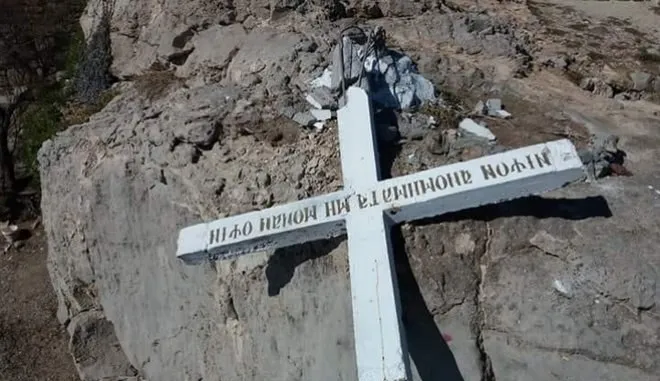 Άγνωστοι γκρέμισαν τον σταυρό των... αντιδράσεων στη Μυτιλήνη