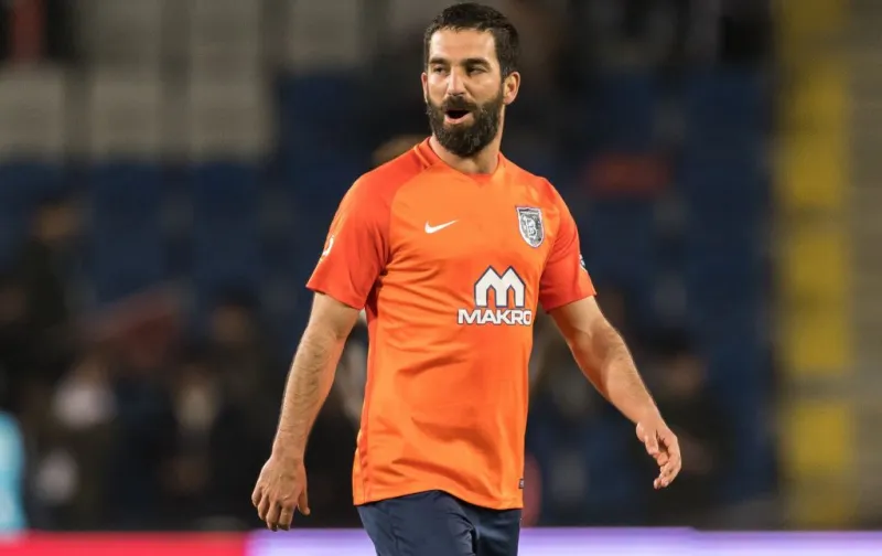 Η στιγμή της επίθεσης του Αρντά Τουράν σε γνωστό τραγουδιστή (vid)