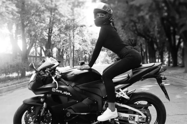 Δημοφιλής Ρωσίδα motoblogger σκοτώθηκε σε σύγκρουση με αυτοκίνητο (pic)