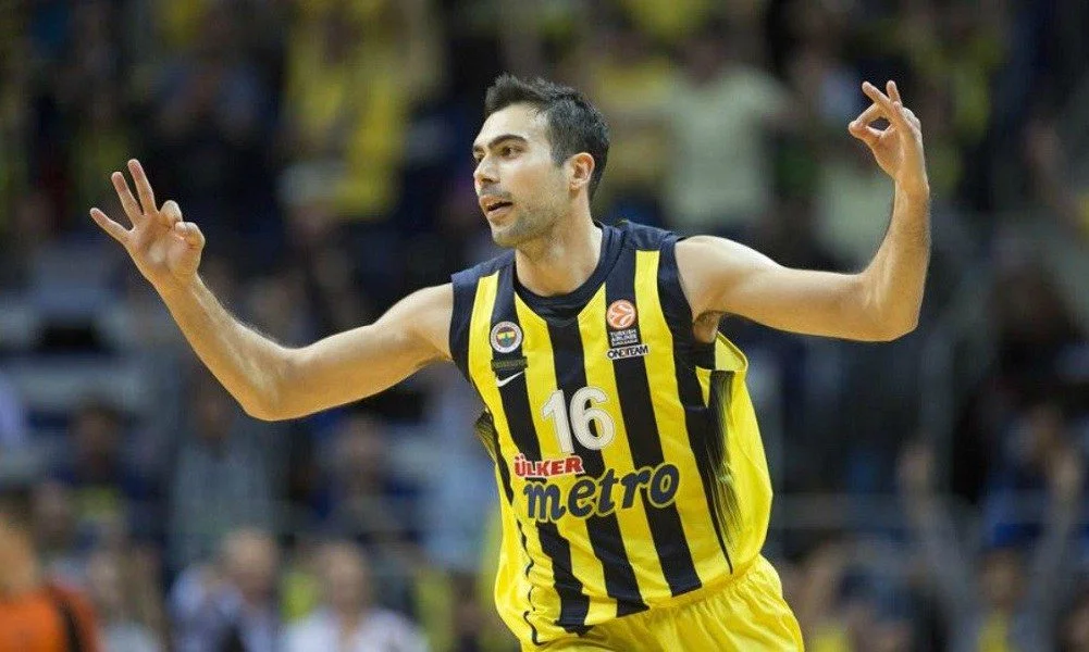 Το τρελό buzzer beater του Σλούκα (vid)