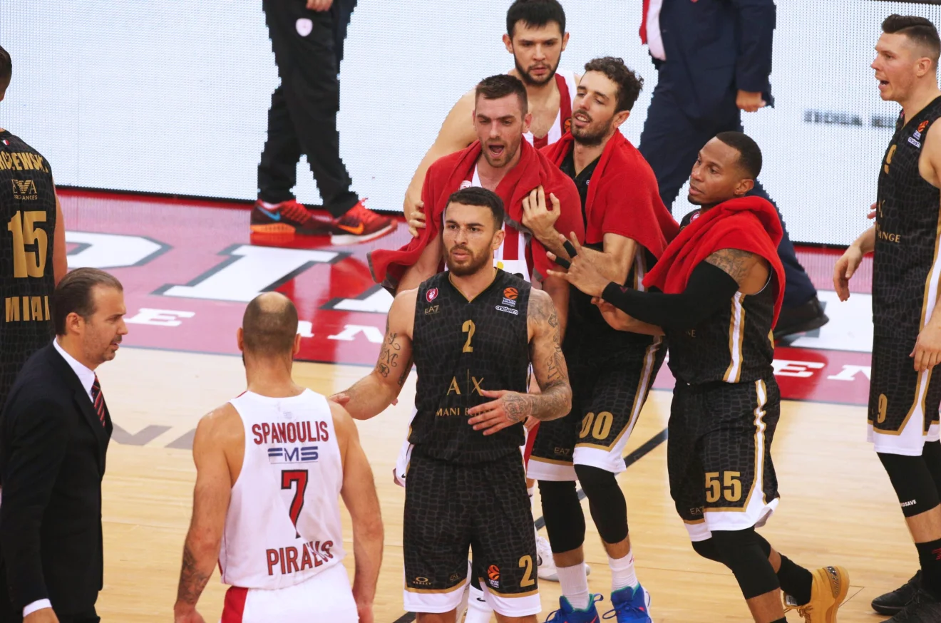 Η ένταση στο ΣΕΦ με Τζέιμς (pics)