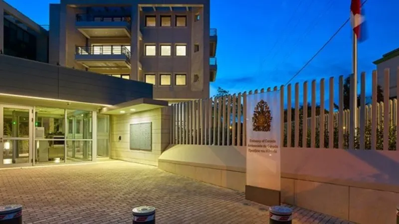 Πέταξαν μπογιές και έσπασαν τζαμαρίες την πρεσβεία του Καναδά