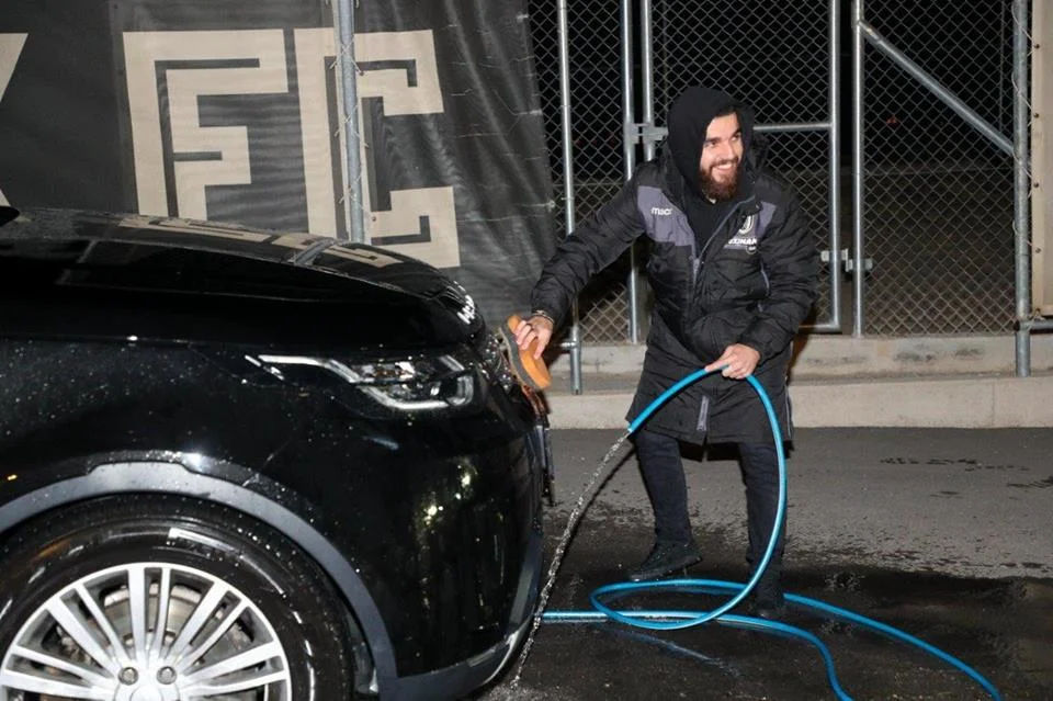 Εχασε το στοίχημα και έπιασε.... δουλειά ο Σαββίδης! (vids)