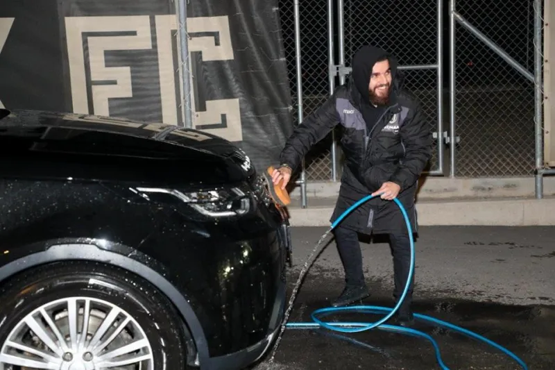Εχασε το στοίχημα και έπιασε.... δουλειά ο Σαββίδης! (vids)