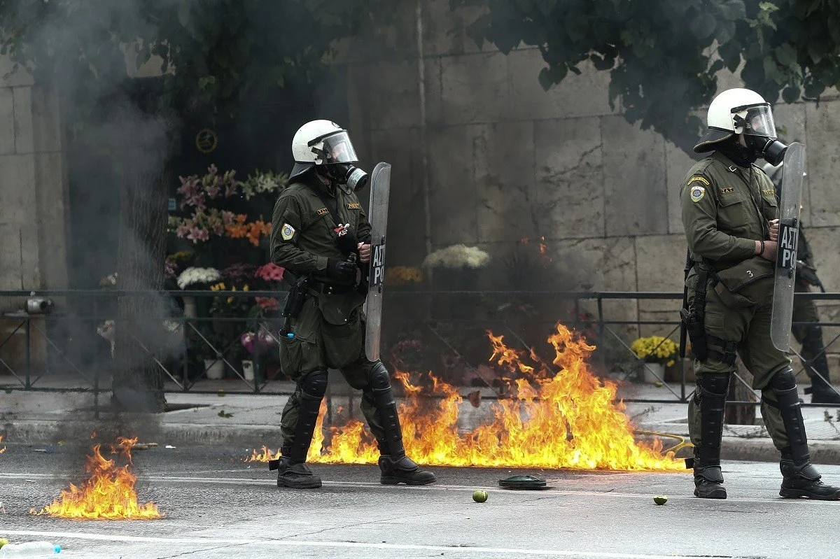 Σοβαρά επεισόδια στο Σύνταγμα μεταξύ μαθητών και αστυνομίας (pics)
