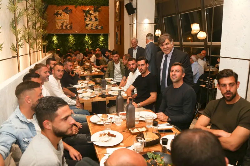 Τους έκανε το τραπέζι ο Παπαδόπουλος