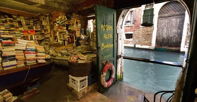 Libreria Acqua Alta: Το βιβλιοπωλείο που βρίσκεται μέσα στο νερό (pics)