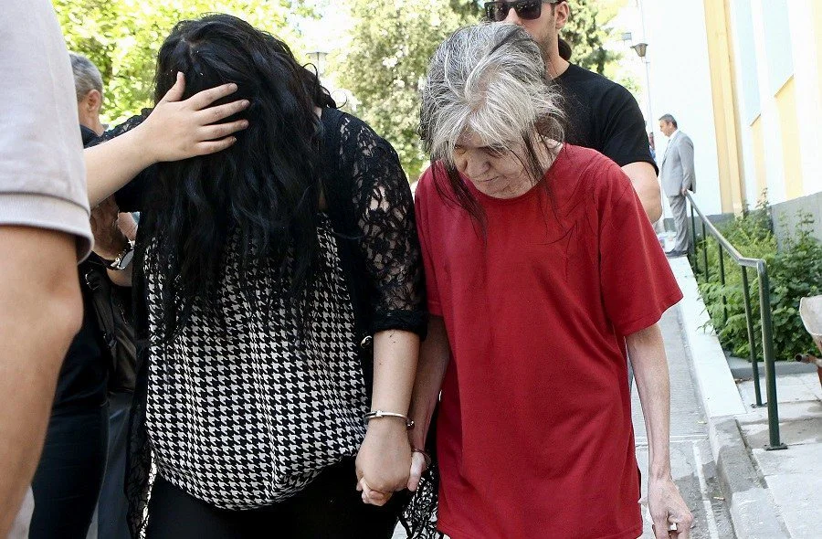 Ελεύθερη η 19χρονη που γέννησε και πέταξε το νεογέννητο μωρό της σε κάδο στην Πετρούπολη