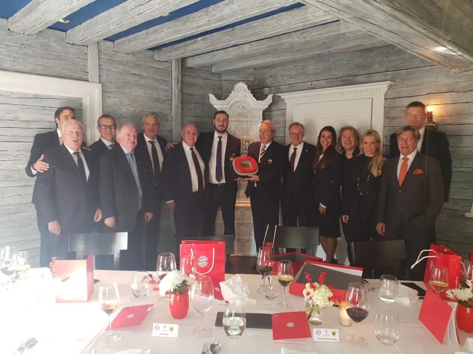 Μπάγερν – ΑΕΚ: Πιανίστας τραγούδησε τον ύμνο της ΑΕΚ μπροστά στον Ρουμενίγκε (pics &amp; vid)