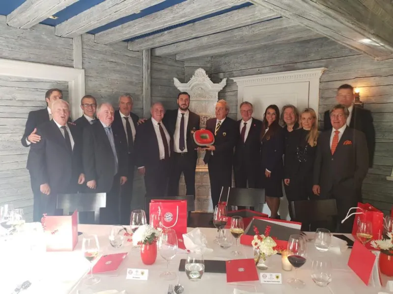 Μπάγερν – ΑΕΚ: Πιανίστας τραγούδησε τον ύμνο της ΑΕΚ μπροστά στον Ρουμενίγκε (pics &amp; vid)