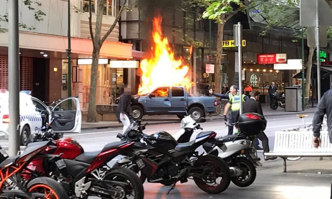Ένοπλος επιτέθηκε με μαχαίρι στη Μελβούρνη - Ένας νεκρός – Δείτε την επίθεσή του σε αστυνομικούς (vid)
